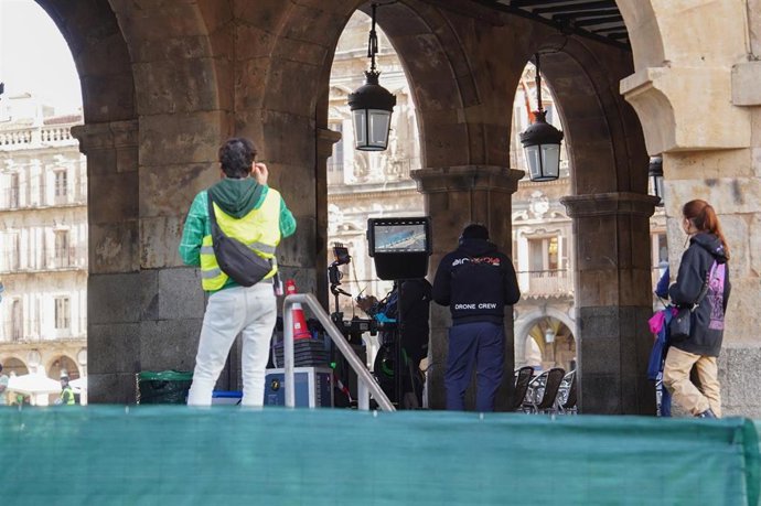 Archivo - Equipo de una película durante su rodaje