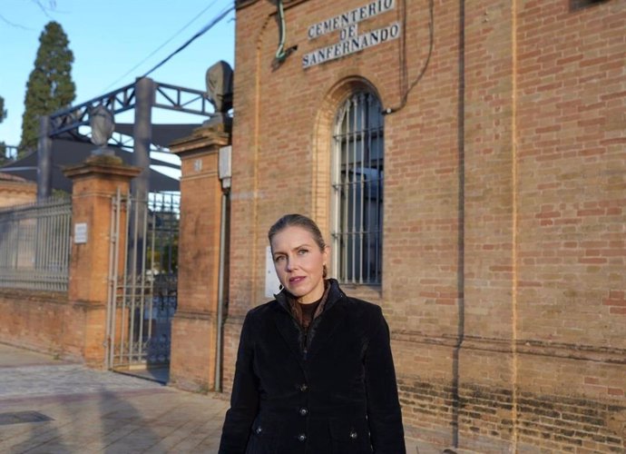 Cristina Peláez en el cementerio de San Fernando