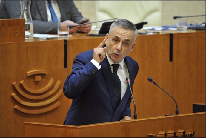 Imagen de archivo del presidente del Grupo Parlamentario Vox en la Asamblea de Extremadura, Ángel Pelayo Gordillo, en un pleno de la Cámara autonómica