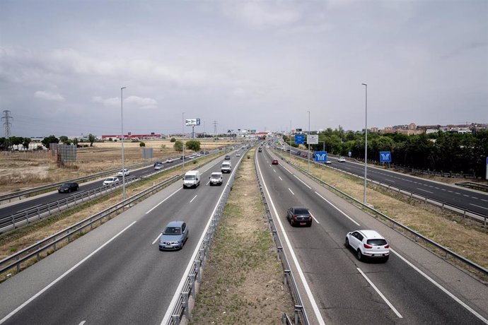 Archivo - Varios coches circulan en la autovía A5