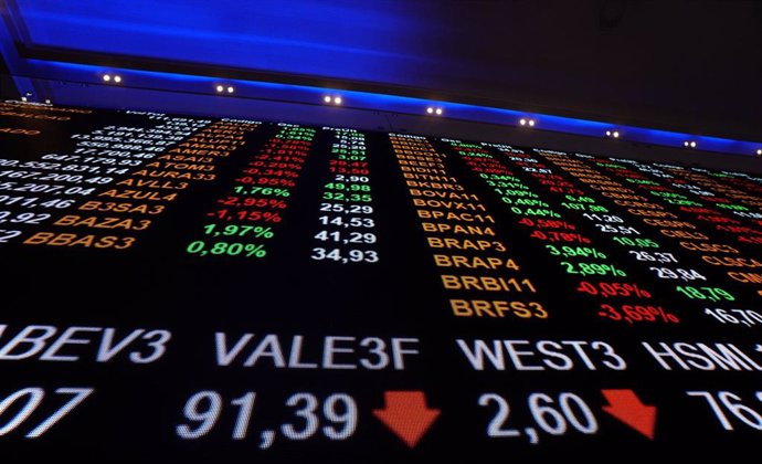 Archivo - 25 February 2022, Brazil, Sao Paulo: A screen displays the Financial Market Movement at the headquarters of the Stock Exchange (B3) in downtown Sao Paulo.