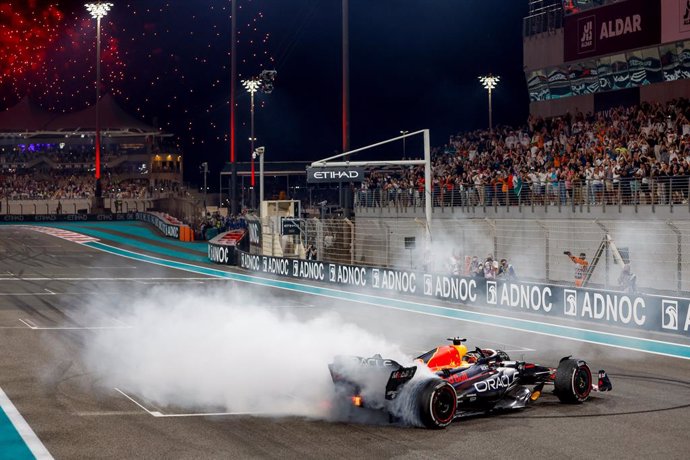 Archivo - VERSTAPPEN Max (ned), Red Bull Racing RB19, portrait celebrates after his victory during the 2023 Formula 1 Etihad Airways Abu Dhabi Grand Prix, 22th round of the 2023 Formula One World Championship from November 24 to 26, 2023 on the Yas Marina