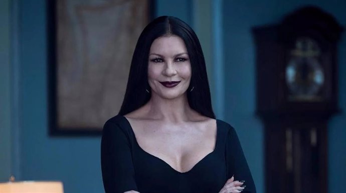 Miércoles: Catherine Z. Jones regresa como Morticia en un nuevo clip de la temporada 2