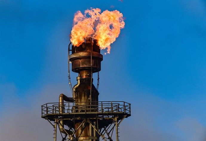 Archivo - 25 February 2022, Brandenburg, Schwedt: Surplus gas is burned off in the crude oil processing plant at PCK-Raffinerie GmbH. According to the company, the supply of crude oil from Russia via the "Freundschaft" pipeline to the PCK oil refinery in 