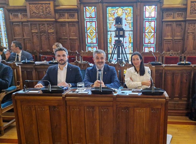 El consejero de Fomento, Alejandro Calvo, presenta en la Junta General el proyecto de presupuestos de su departamento para 2025 con miembros de su equipo