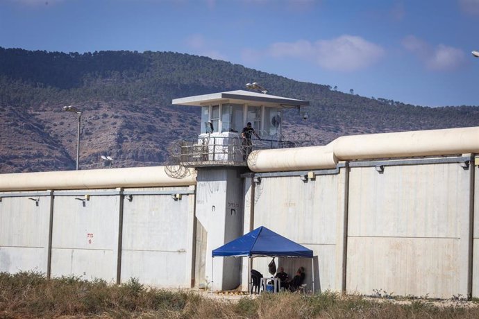 Archivo - Soldados de Israel bajo una tienda que cubre el túnel usado por seis presos palestinos para escapar de la prisión de máxima seguridad de Gilboa