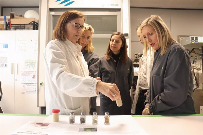 La consejera Fanlo durante su visita a las instalaciones del Centro Nacional de Tecnología y Seguridad Alimentaria (CNTA), ubicado en San Adrián.