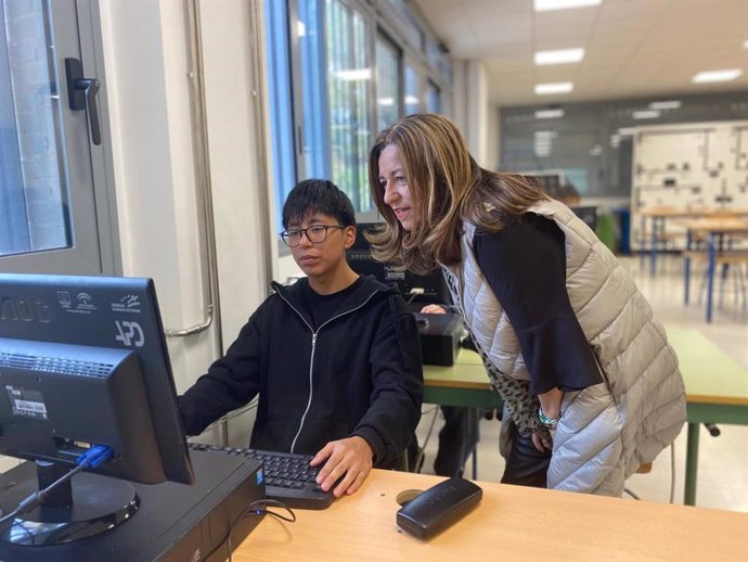 La consejera de Desarrollo Educativo y FP, María del Carmen Castillo, junto a un alumno del IES Al-Bujaira de Huércal-Overa (Almería).