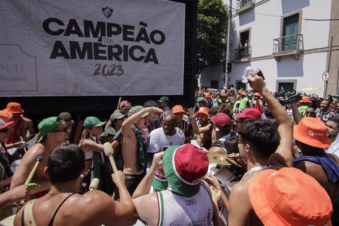 Archivo - 12 November 2023, Brazil, Rio de Janeiro: Fluminense fans celebrate winning the Copa Libertadores in the center of Rio de Janeiro. Photo: Joao Gabriel Alves/dpa