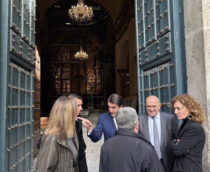 El alcalde de Valladolid, Jesús Julio Carnero (segundo por la dcha), junto al consejero de Medio Ambiente de la Junta de Castilla y León, Juan Carlos Suárez-Quiñones y otros representantes públicos en la iglesia de la Vera Cruz.