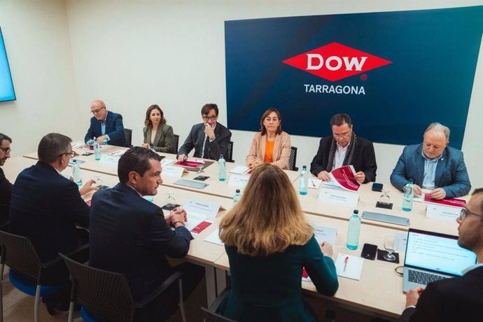 El presidente de la Generalitat, Salvador Illa, y la consellera de Territorio, Vivienda y Transición Energética, Sílvia Paneque, durante la reunión con los directivos de la empresa química Dow