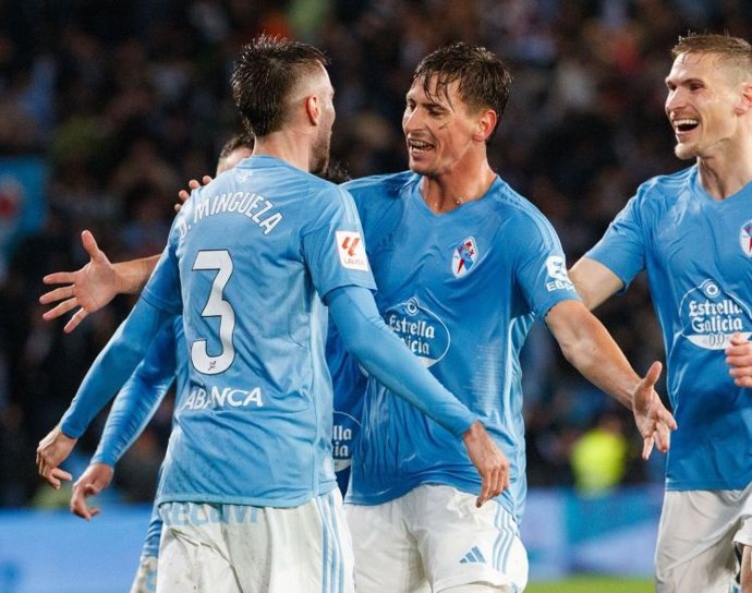 Archivo - Los jugadores del RC Celta celebran un gol.