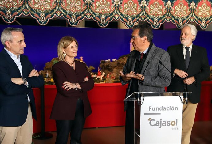 La alcaldesa de Jerez, María José García-Pelayo, y el presidente de la Fundación Cajasol, Antonio Pulido, en la inauguración del Belén Monumental de plastilina en el Callejón de los Bolos.