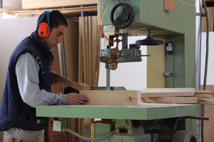 Un alumno de la Escuela de Madera del Servicio Andaluz de Empleo.