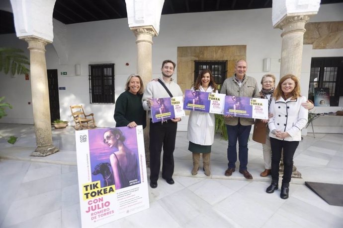 La Delegación de Cultura del Ayuntamiento de Córdoba y Fundecor entregan los premios del concurso 'Tiktokea con Julio Romero de Torres'.