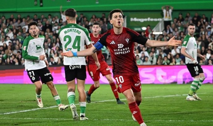 El jugador del Mirandés Alberto Reina celebrando un gol ante el Racing de Santander.