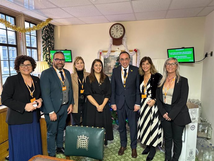 El presidente del Parlament, Josep Rull, y el resto de miembros de la Mesa se han reunido con las vicepresidentas primera y segunda del Parlamento del Reino Unido, Nusrat Ghani y Caroline Nokes, en Londres