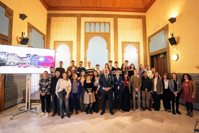 Foto de familia de los investigadores noveles con el rector, Manuel Torralbo (centro).