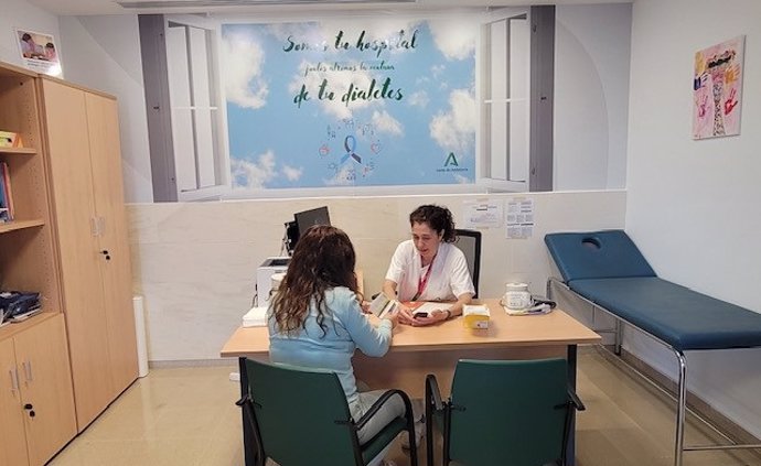 Una mujer es atendida en la unidad funcional de diabetes del Hospital de Andújar.