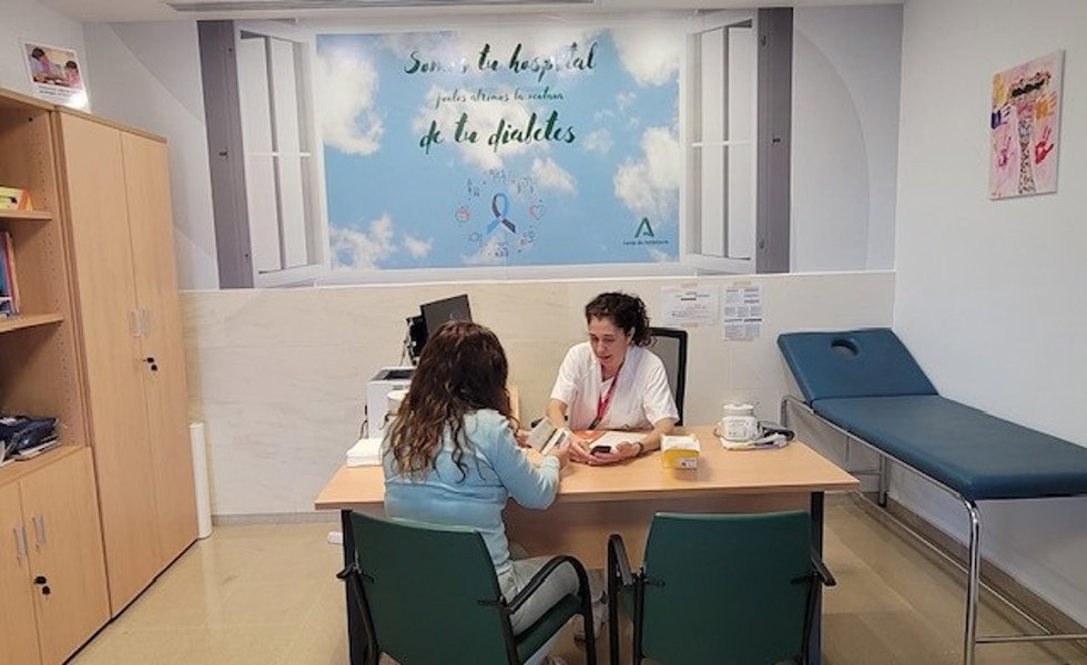 Una mujer es atendida en la unidad funcional de diabetes del Hospital de Andújar.