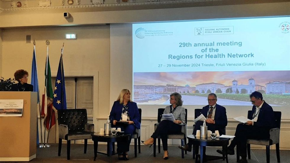 La viceconsejera de Salud y Consumo, María Luisa del Moral, y la consejera técnica de relaciones institucionales de la Consejería de Salud y Consumo, Ana María Carriazo en la 29 reunión anual de la Red de Regiones por la Salud de OMS-Europa.