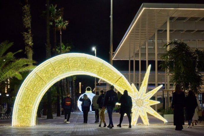 Estrella de Navidad iluminada en el Port Olímpic