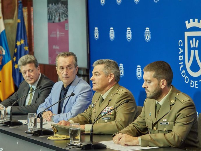 El consejero de Cultura del Cabildo de Tenerife, José Carlos Acha, y el vicepresidente segundo, José Miguel Ruano (i), en la presentación del concierto que conmemora el décimo aniversario del reinado de Felipe VI