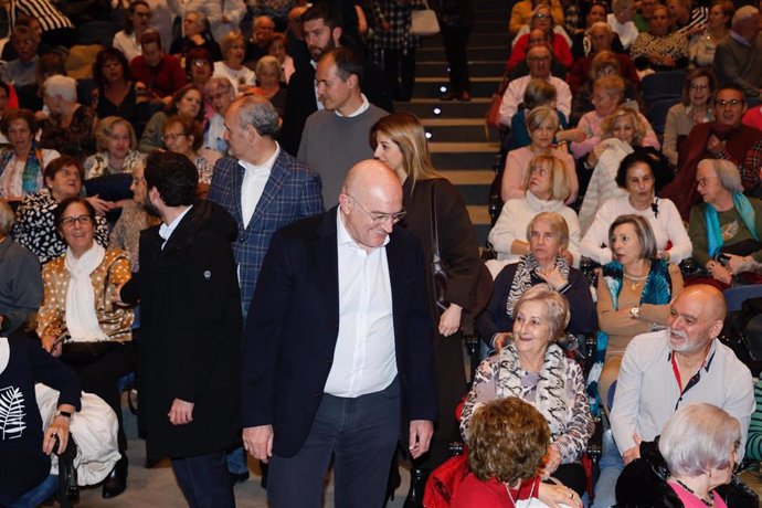 El alcalde de Valladolid, Jesús Julio Carnero, junto a otros concejales del equipo de Gobierno, en el acto de homenaje a los voluntarios de los centros de Vida Activa.