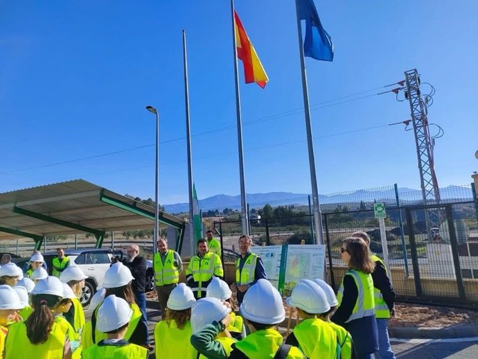 Acto con alumanado por el Día de la Bandera