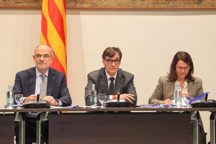 El conseller de Unión Europea y Acción Exterior de la Generalitat, Jaume Duch, el presidente de la Generalitat, Salvador Illa, y la directora general de Catalunya Internacional, Laura Foraster, en la primera reunión del consorcio