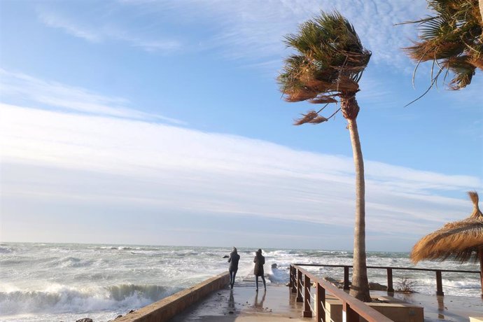 Archivo - Fuerte oleaje causado por el viento en Palma.