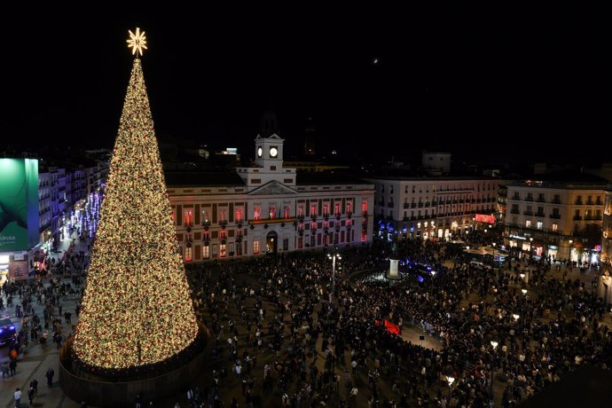 La Real Casa de Correos ilumina su fachada con 24.000 luces para celebrar la Navidad al ritmo de Bisbal