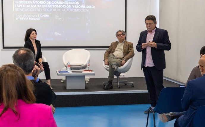 Yolanda Román, Manuel Sevillano y Juan Carlos Payo en el III Observatorio de Comunicación Especializada en Automoción y Movilidad de Atrevia.