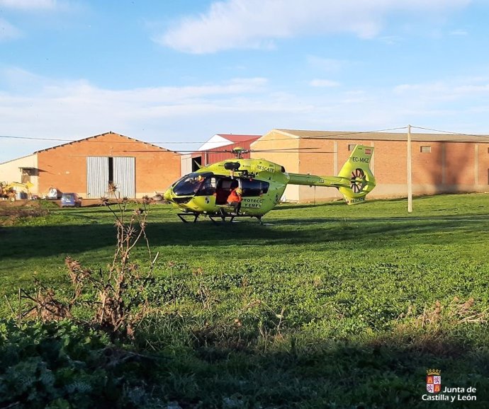 Helicóptero de rescate en el operativo de búsqueda de Segundo, un varón de 85 años desaparecido este miércoles en La Unión de Campos (Valladolid).