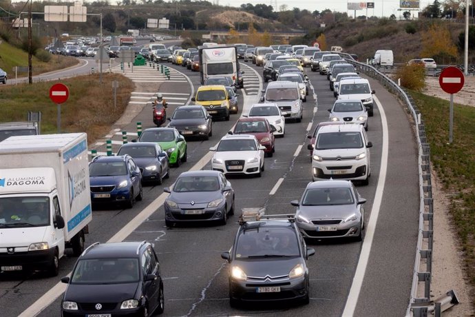 Varios vehículos a su paso por la A-5, a 5 de diciembre de 2024, en Madrid (España). 