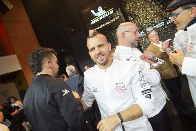 El chef del restaurante Diverxo, Dabiz Muñoz, durante la gala de la Guía Michelin 2025, en el Auditorio y Centro de Congresos Víctor Villegas, a 26 de noviembre de 2024, en Región de Murcia (España). 