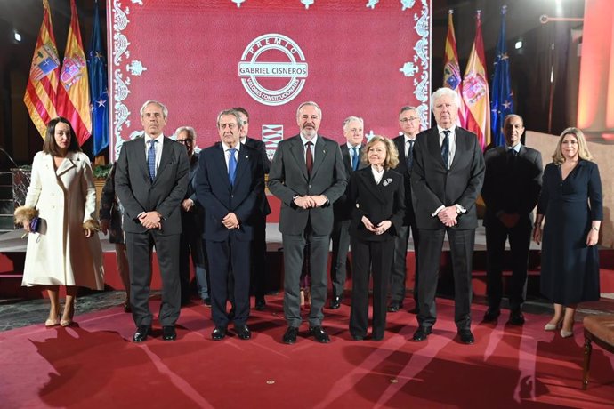 Foto de familia de los Premios Gabriel Cisneros a los valores constitucionales 2024