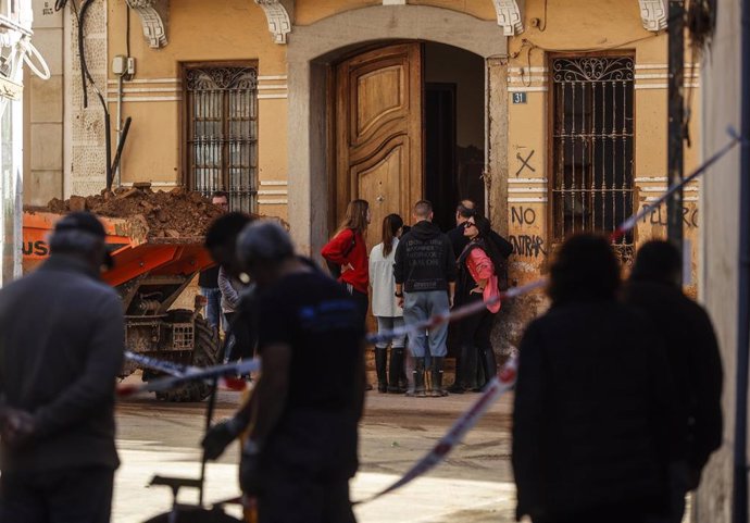 Varias personas en una calle cubierta de barro, a 28 de noviembre de 2024, en Paiporta.