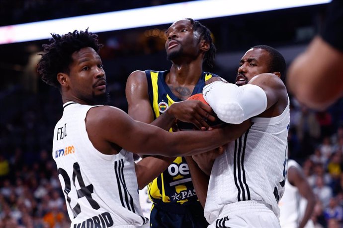 Serge Ibaka y Andrés Feliz pelean por un balón con Nigel Hayes-Davis en el Real Madrid-Fenerbahce de la Euroliga 24-25