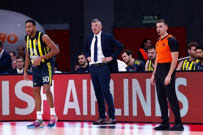 Sarunas Jasikevicius, head coach of Fenerbahce, looks on during the Turkish Airlines EuroLeague, basketball match played between Real Madrid and Fenerbahce Beko Istanbul at WiZink Center on December 5, 2024 in Madrid, Spain.