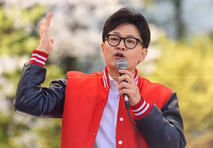 Archivo - April 9, 2024, Seoul, South Korea: South Korea's ruling People Power Party leader Han Dong-hoon gestures as he speaks to supporters during his party's parliamentary election campaign in Seoul. The parliamentary election will be held on April 10.