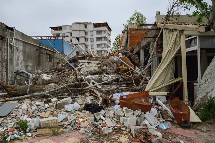 Archivo - Vista de un edificio destruido en  Nurdagi, en el sur de Turquía, por el terremoto de 2023