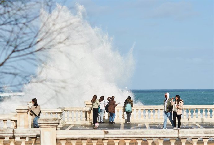 Archivo - Una ola rompe en las inmediaciones del paseo marítimo, a 25 de febrero de 2022, en Santander, Cantabria (España). 