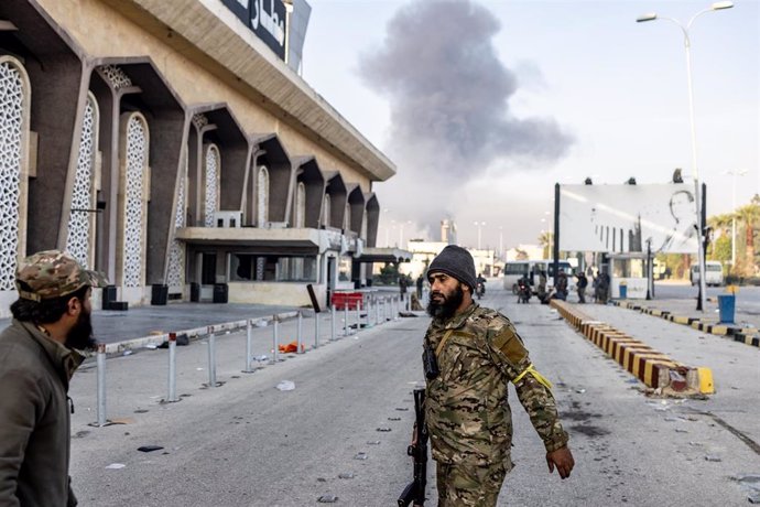 Miembros de grupos yihadistas y rebeldes tras tomar el control del Aeropuerto Internacional de Alepo a raíz de su ofensiva a gran escala en Siria (archivo)