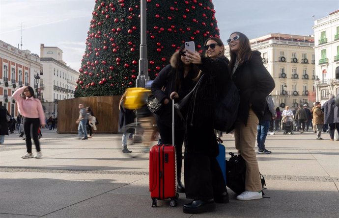 Varias turistas se hacen una foto junto al árbol de Navidad de la Puerta del Sol, a 29 de noviembre de 2024, en Madrid (España). 