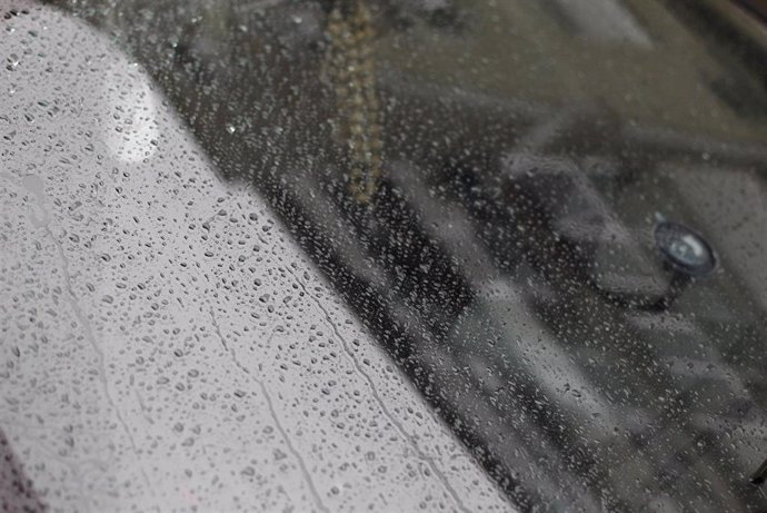 Archivo - Imagen de recurso de un parabrisas mojado por la lluvia.