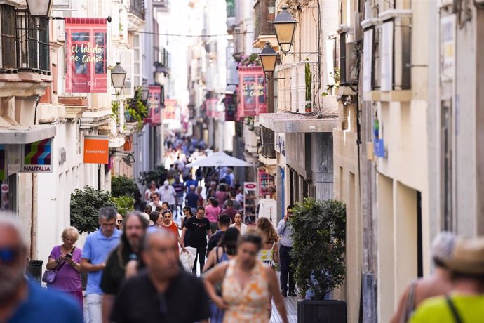 Archivo - Personas caminando por una calle del centro de Cádiz