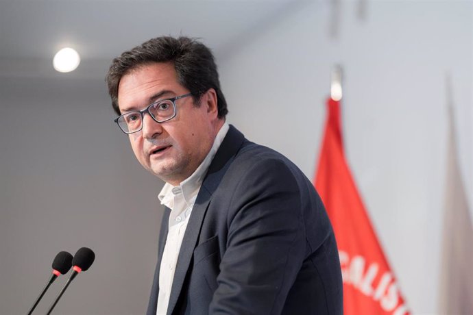 El ministro de Transformación Digital y Función Pública, Óscar López, ofrece una rueda de prensa para anunciar que presenta su candidatura como secretario general del PSOE de Madrid, a 5 de diciembre de 2024, en Madrid (España). 