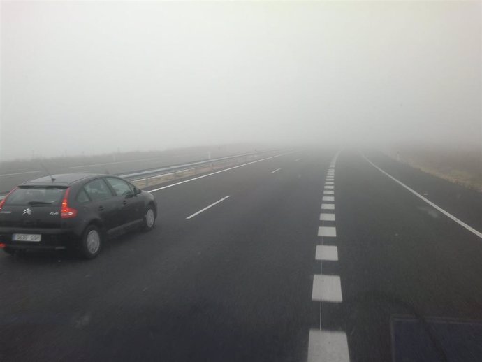 Archivo - La niebla dificulta la visibilidad en una carretera. Imagen de archivo