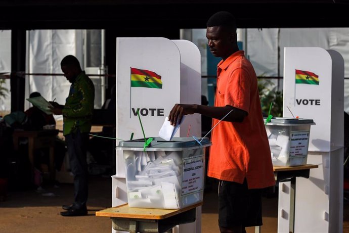 Un hombre vota en el periodo especial para las personas que estarán en puestos oficiales durante las elecciones generales del 7 de diciembre de 2024 en Ghana (archivo)